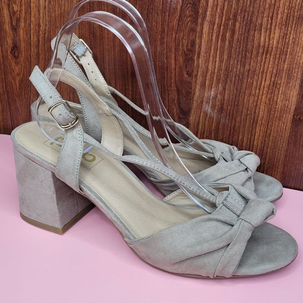 Pop Buckle Taupe Block Heel Suede sandals Sz 9